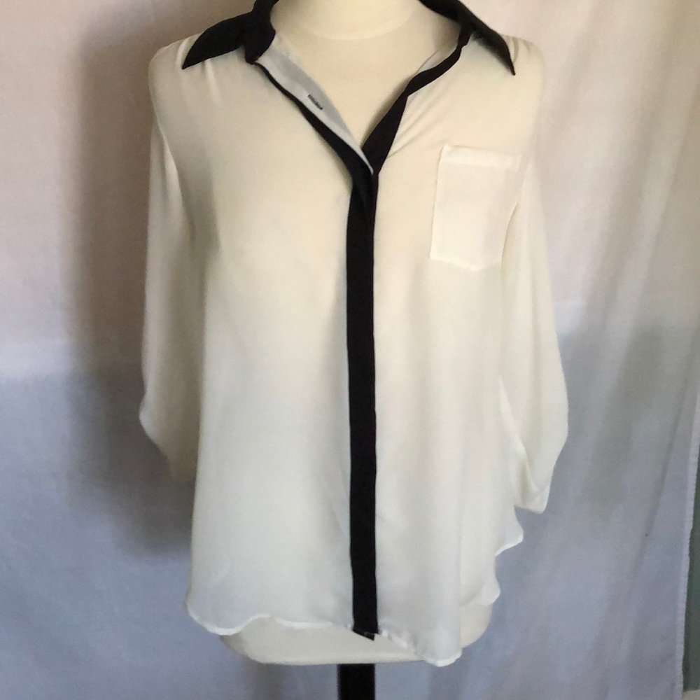 I.N. Studio black & white button back top